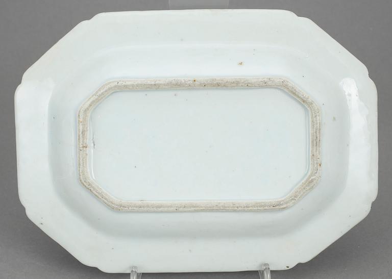 SMÖRTERRIN på FAT, porslin, Kina, Qianlong, (1736-95).