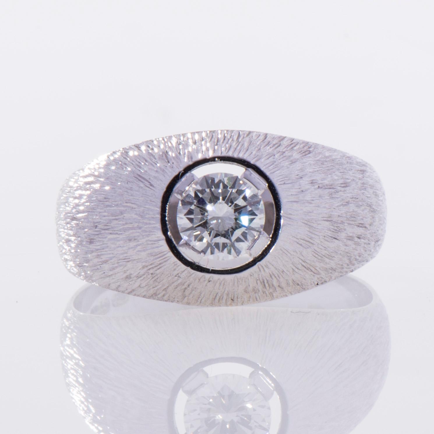 RING, 18K vitguld, briljantslipad diamant. Olof Sjöblom, Helsingfors 1974. Vikt ca 4,1 g.