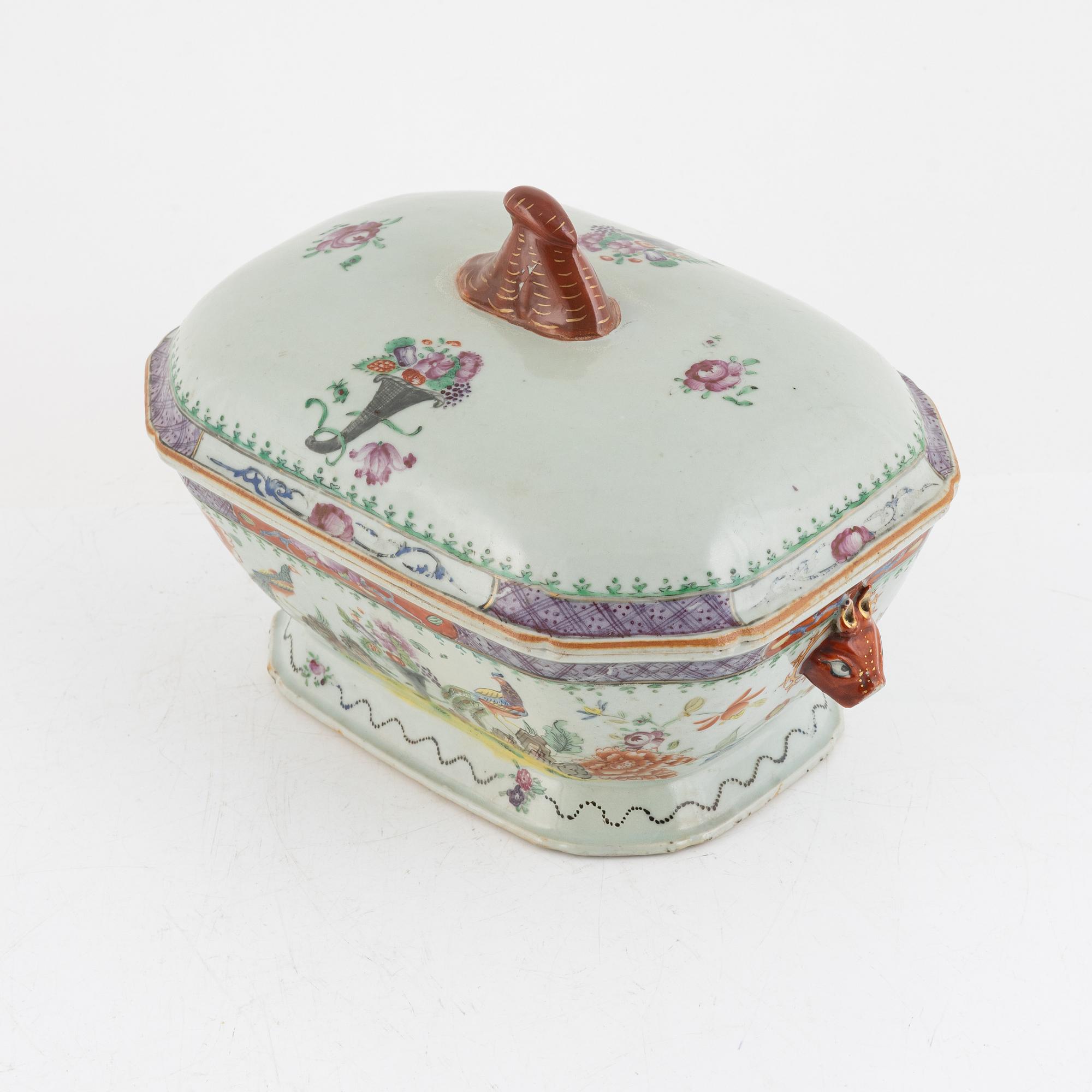 A porcelain tureen with lid, China, Qing Dynasty, Qianlong (1736-95).
