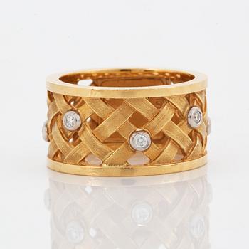 An 18K gold Ole Lynggaard ring set with round brilliant-cut diamonds.