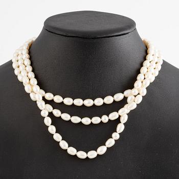 Necklace, cultured pearls, clasp 18K gold.
