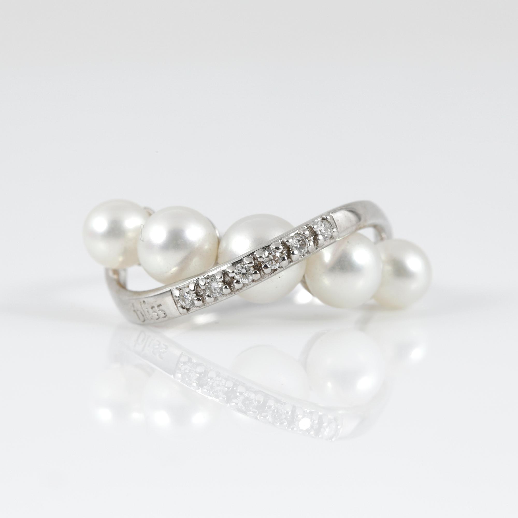 RING, Bliss, Italien, 18K vitguld med 5 pärlor och diamanter ca 0.06ct.
