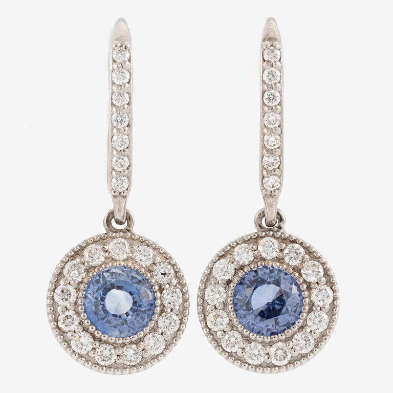 Earrings in 18K white gold with sapphires and brilliant-cut diamonds.