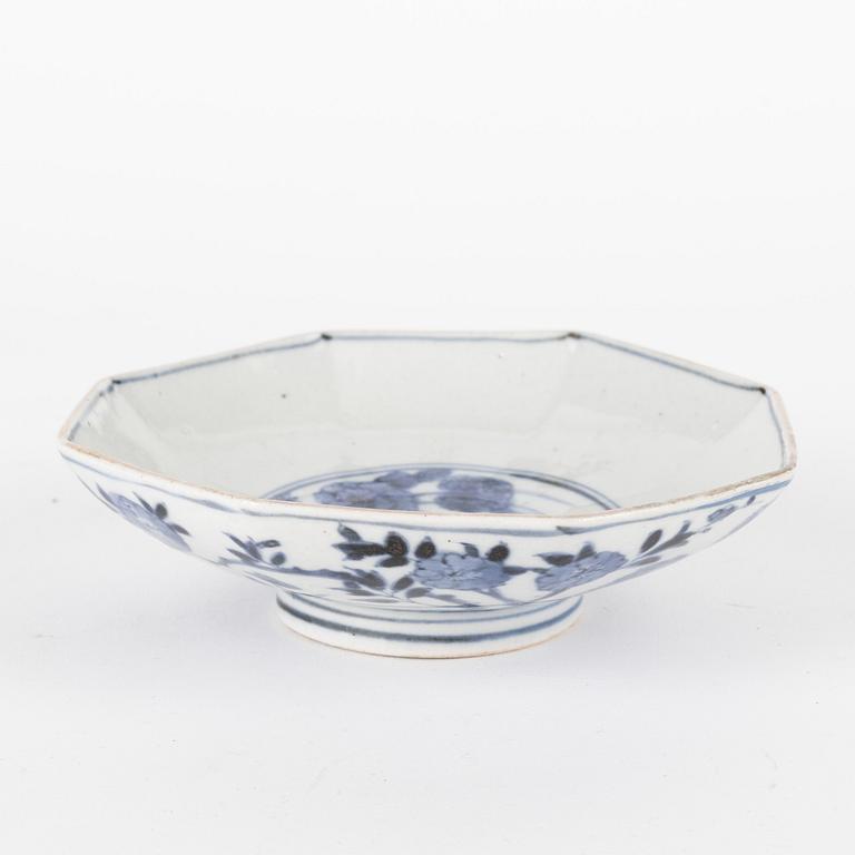 A Chinese blue and white porcelain dish, Kangxi, (1661-1722).