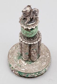 HATTPRYDNAD, Kina, silver och turkos, 1900-talets första hälft.