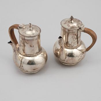 KANNOR, ett par, silver, Mappin & Webb, London, England, 1915, vikt 505 gram.