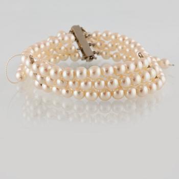 ARMBAND, odlade saltvattenspärlor med lås i 18K vitguld med 6 briljantslipade diamanter ca 0.30 ct.