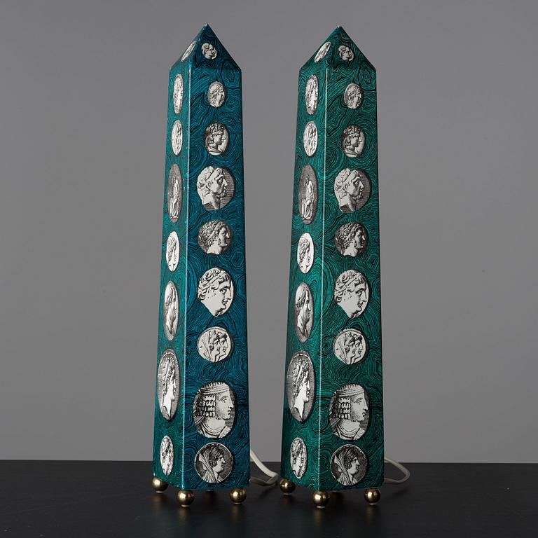 Piero Fornasetti, obelisker / bordslampor, 2 st snarlika, Milano, Italien.