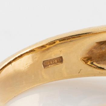 Ring 18K guld med en odlad Söderhavspärla och runda briljantslipade diamanter.