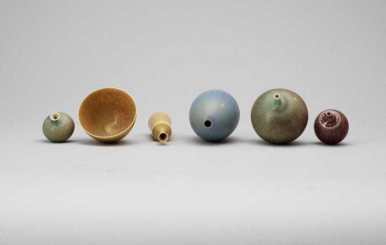 A Berndt Friberg stoneware miniature bowl and four miniature vases, Gustavsberg Studio 1960´s.