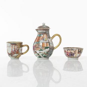 A Chinese export porcelain creamer with cover and two cups, Qing dynasty, 18th century.