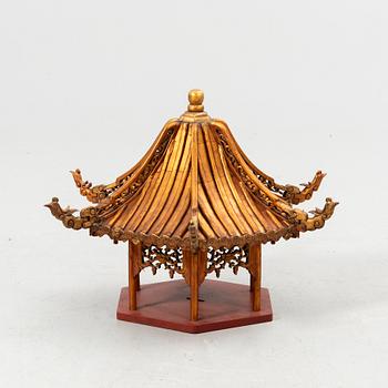 Bird feeder, China, 20th century.