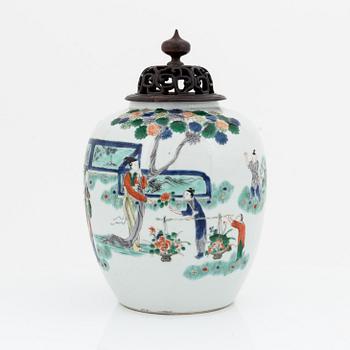 A famille verte jar, Qing dynasty, 19th Century.