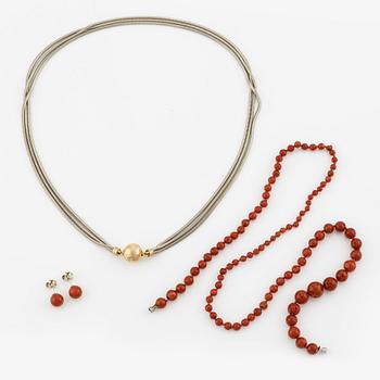Ole Lynggaard clasp in 18K gold with a gold and silver necklac and a coral necklace as well as a pair of coral earrings.