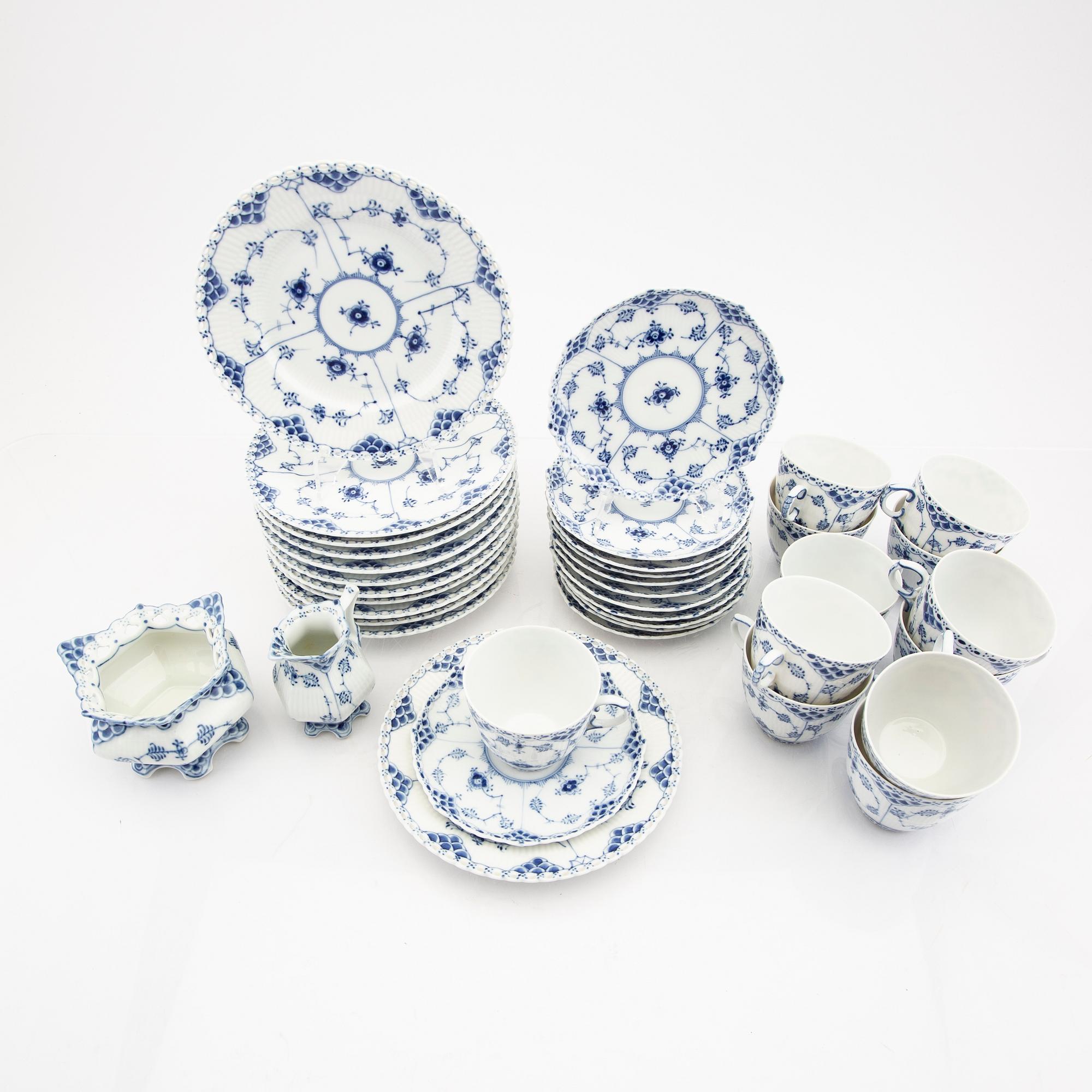 Service 26 pcs "Musselmalet" hel and halv blonde Royal Copenhagen Denmark porcelain.