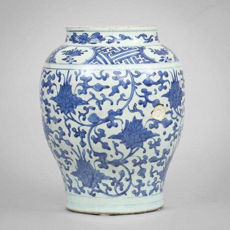 A blue and white jar, Ming dynasty, Wanli (1573-1620).