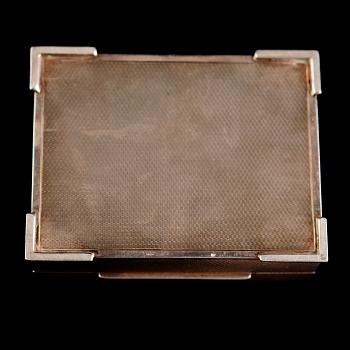 DOSA, sterlingsilver, lock med emaljarbete. Vikt 186 g.