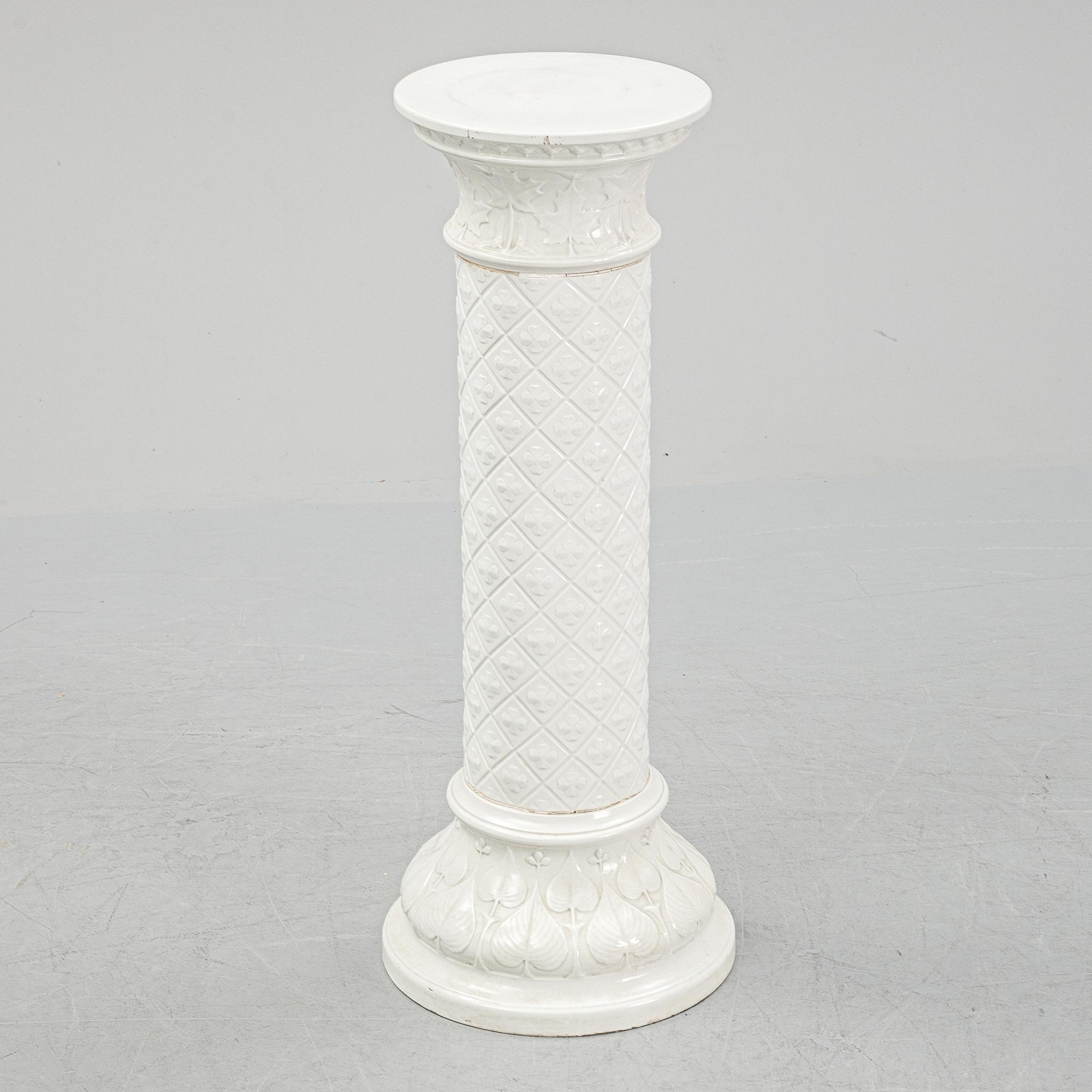 An early 20th Century piedestal.