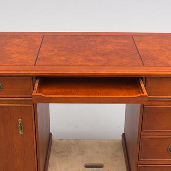 SKRIVBORD samt STOL, engelsk stil, 1970/80-tal.