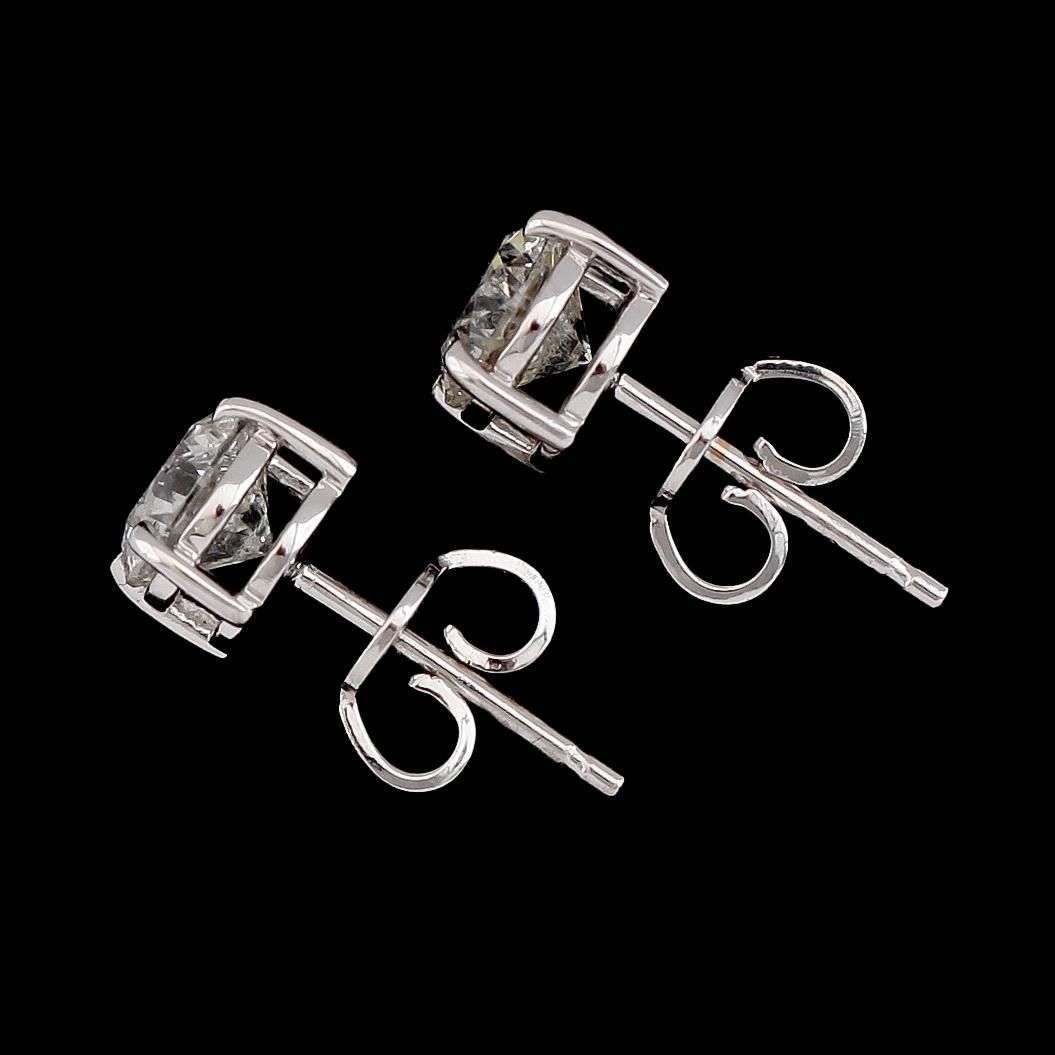 ÖRHÄNGEN, 1 par, 18K vitguld, solitära briljantslipade diamanter tot ca 1.84 ct.