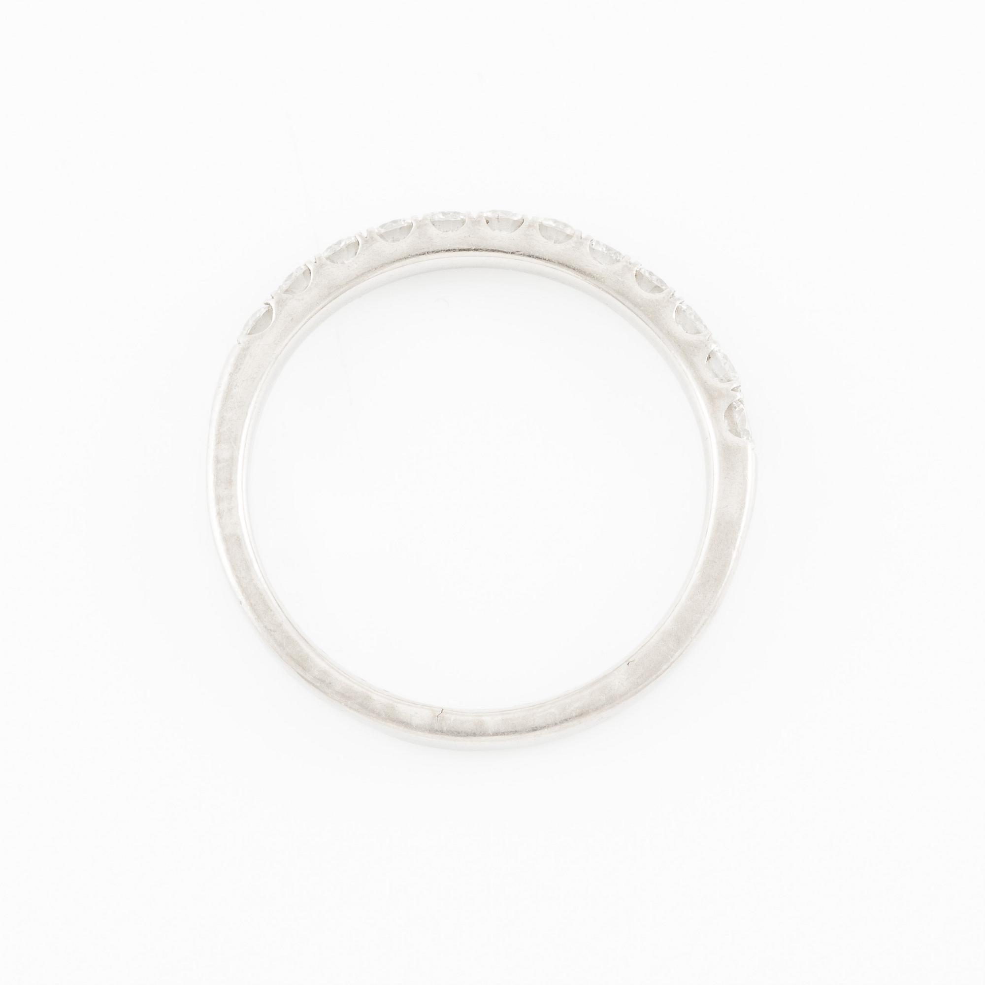 Ring, alliansring, platina med briljantslipade diamanter.