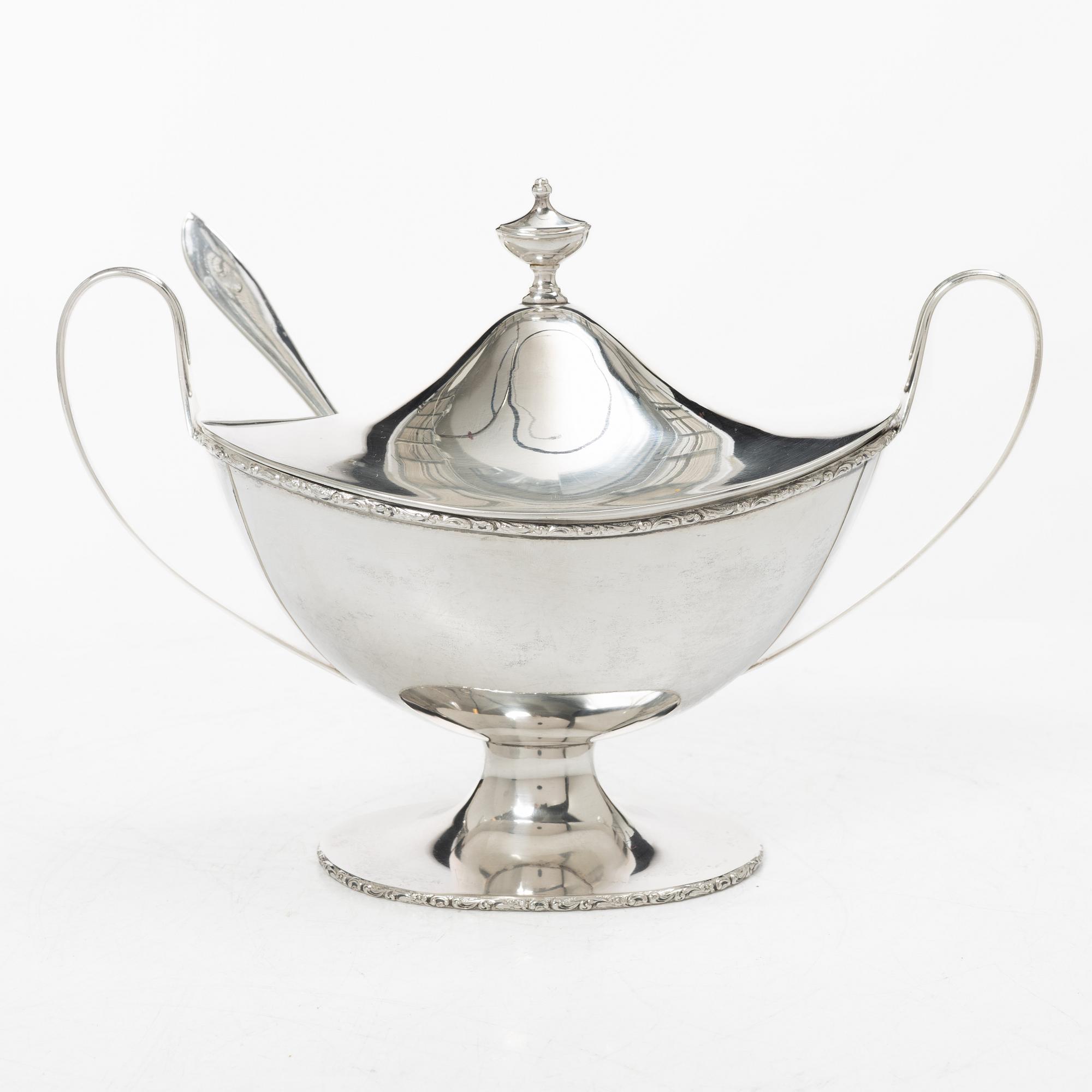 Firma Carl Fredrik Carlman, sockerskål med lock samt strösked, silver, Stockholm 1919.