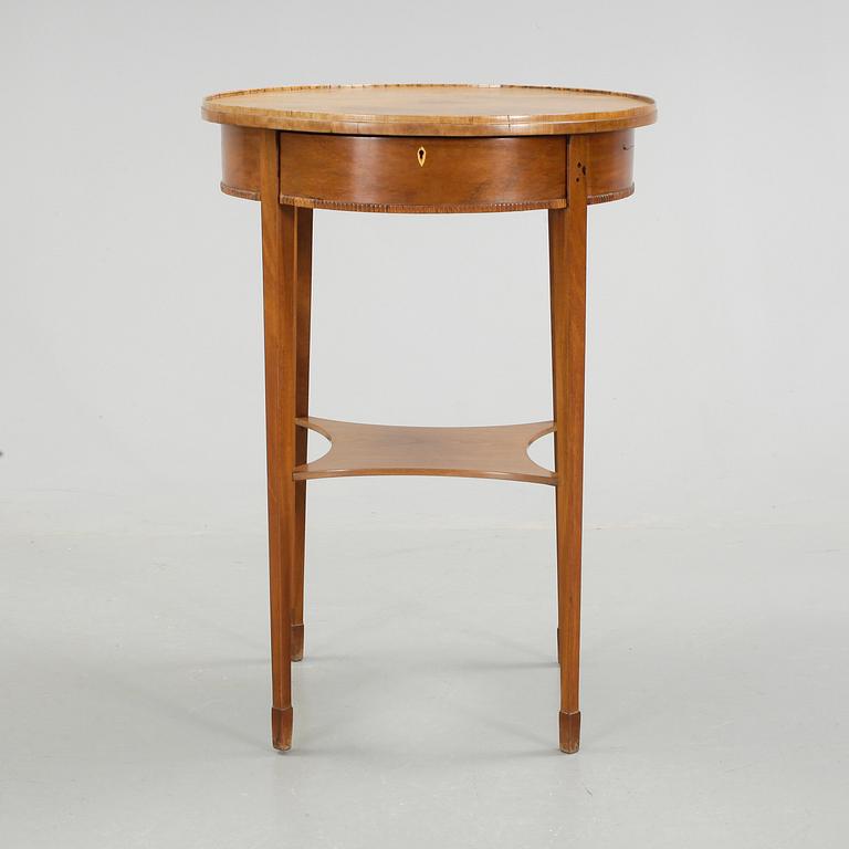 BORD. Sengustaviansk stil, 1900-talets första hälft.