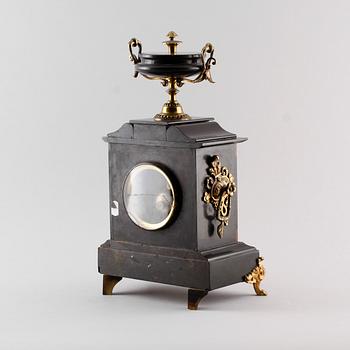 BORDSPENDYL, Frankrike, 1800-talets andra hälft.