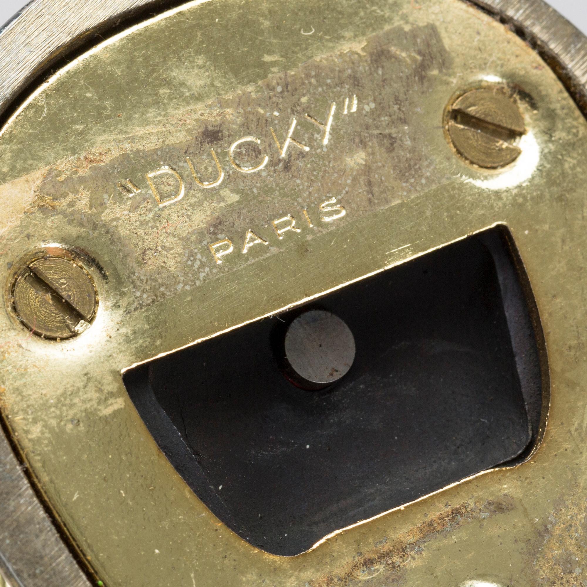 FLASKÖPPNARE, "Ducky" Paris, bemålad mässing, 1900-talets andra hälft.