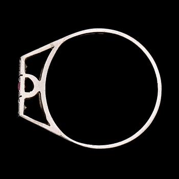 RING, 18 k vitguld, röd sten och diamanter 0.06 ct enligt gravyr. Total vikt ca 4 g.
