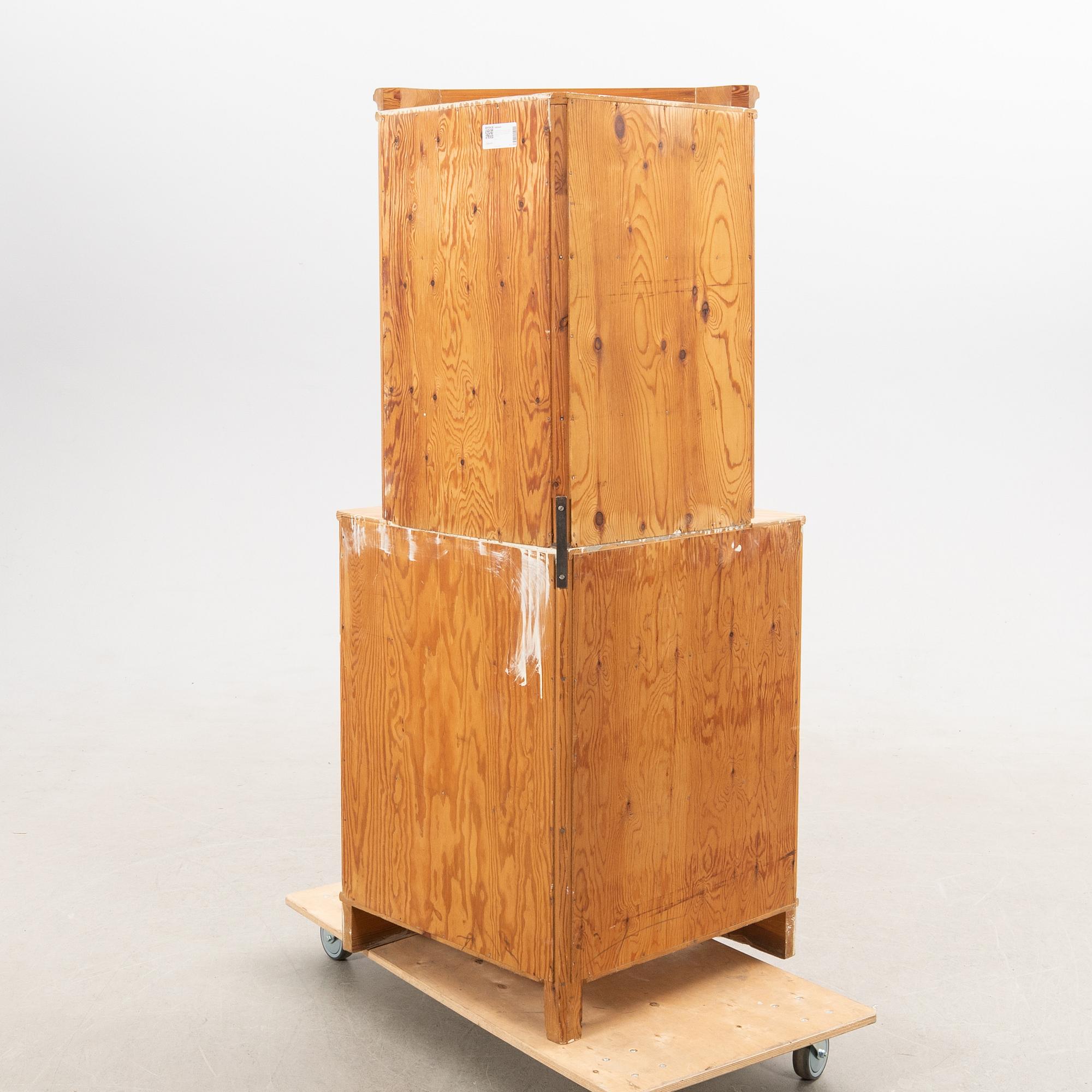 Göran Malmvall, hörnskåp, modell "809" ur serien "Svensk Fur", Karl Andersson & Söner, Huskvarna, 1950-tal.