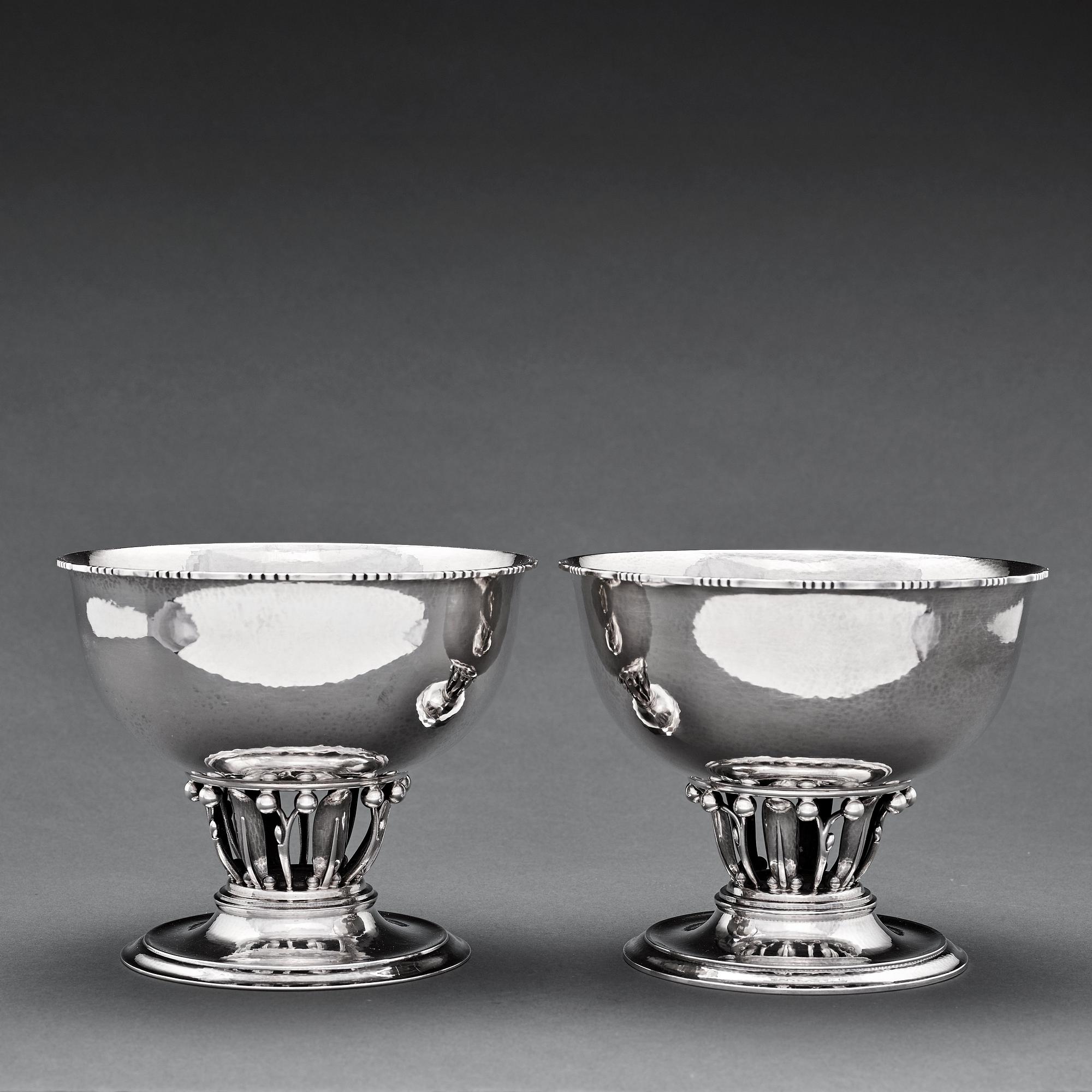 Georg Jensen, skålar 2 st, Köpenhamn  1915-1927 (otydligt), 830/1000 och 925/1000 silver, designnr 19 & 19A.