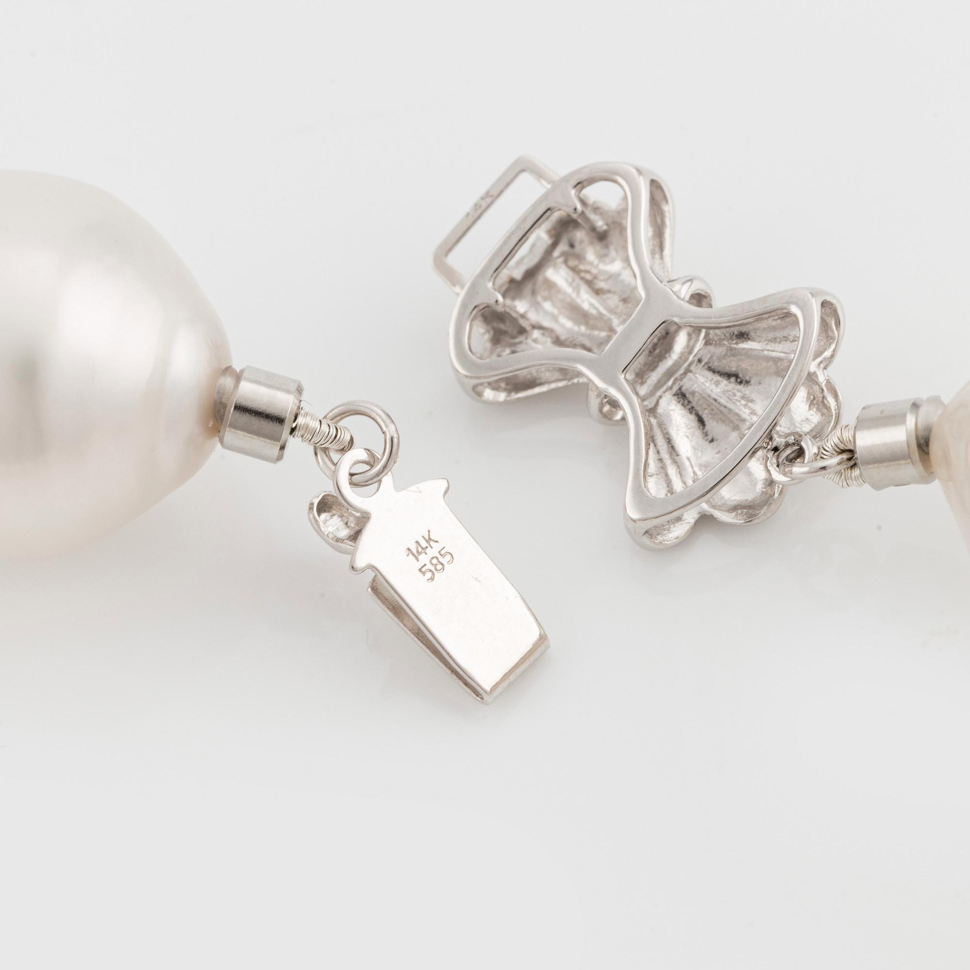 A cultured South Sea pearl necklace.