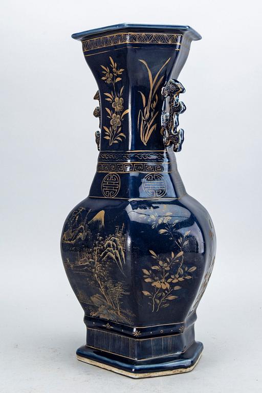 A blue vase, Qing dynasty, 19th Century.