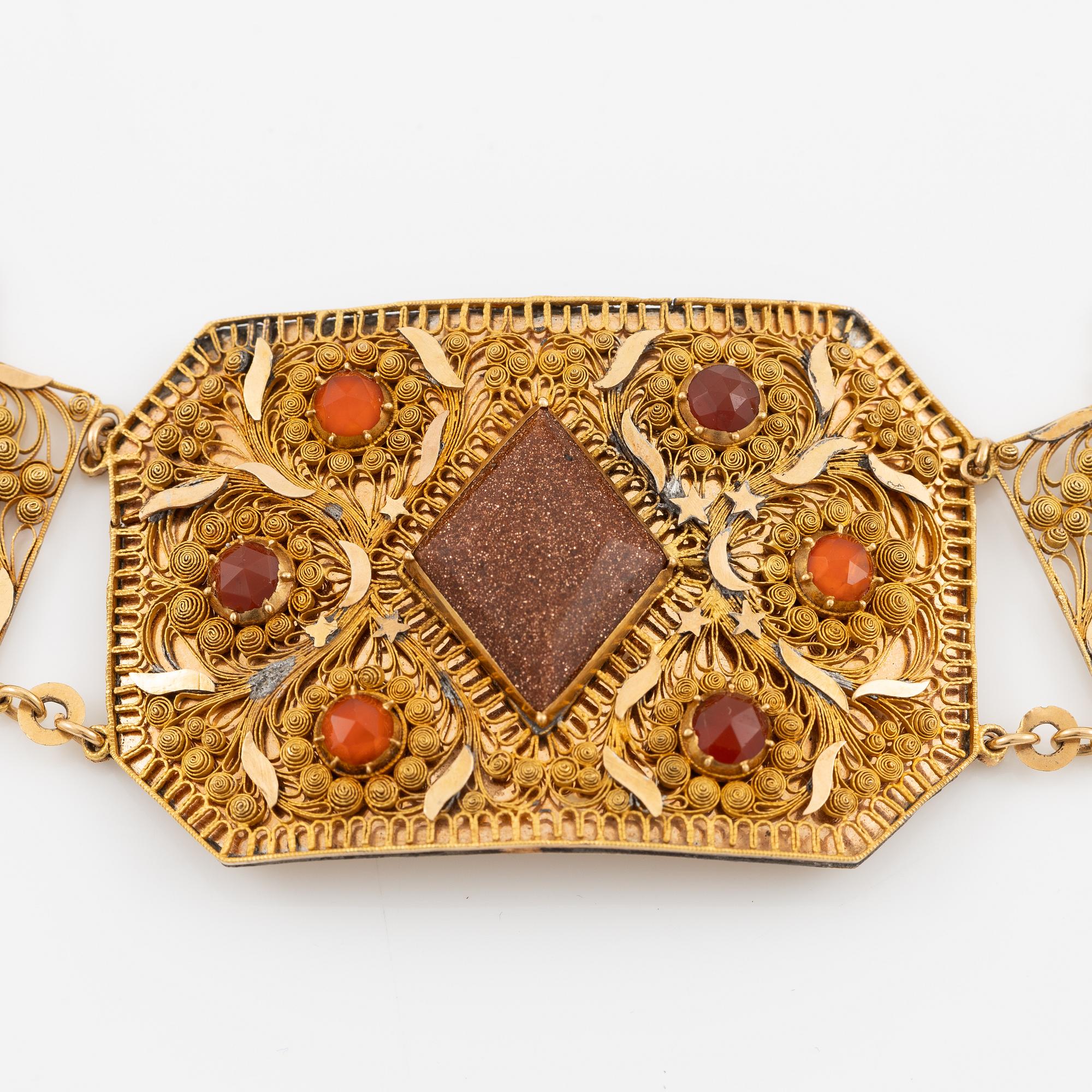 Collier,  18K guld med glasfluss och karneol, filigran, Stockholm år 1800.