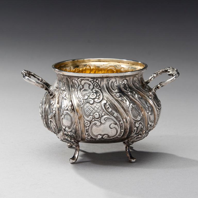 KAHVIKALUSTO, 3 osaa, hopeaa, Tunturihopea K Siikanen, Helsinki 1979. Kokonaispaino noin 1422 g.