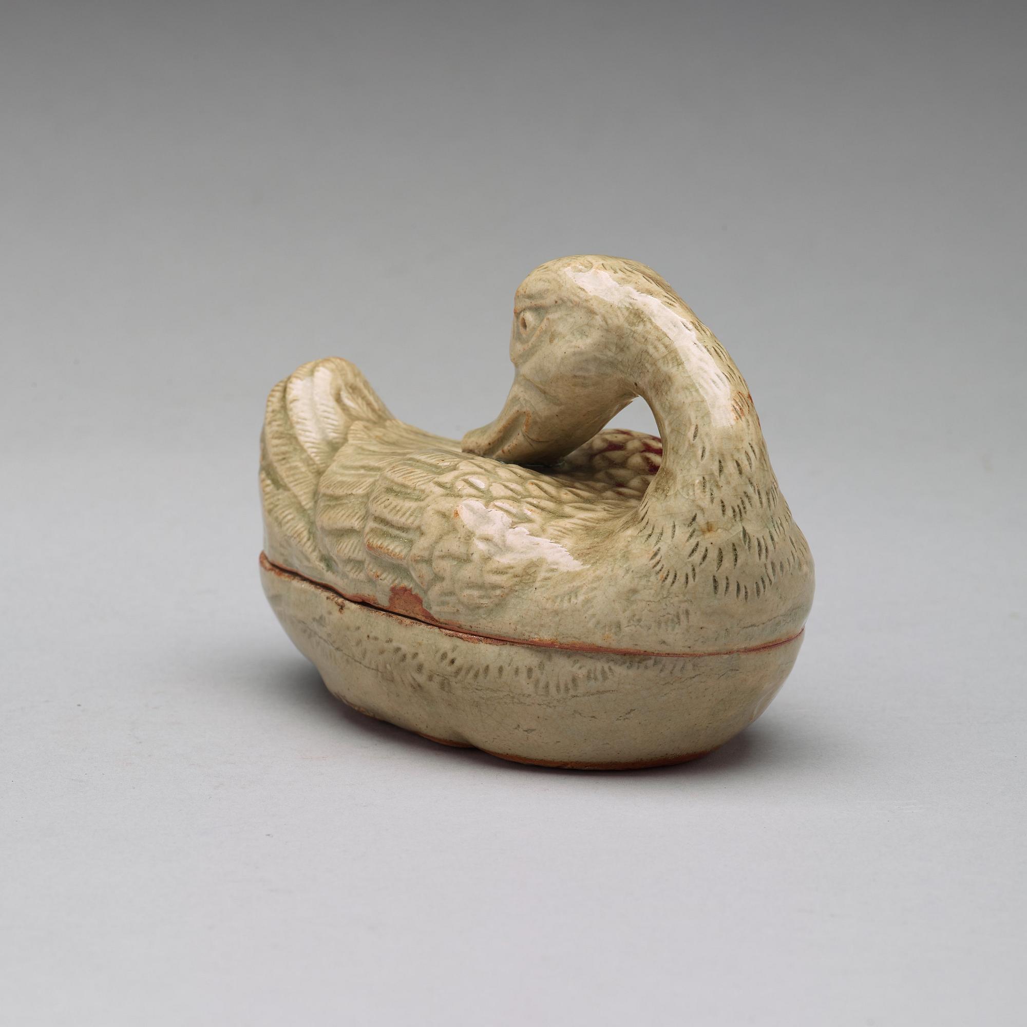 A celadon glazed jar with cover, late Qing dynasty.