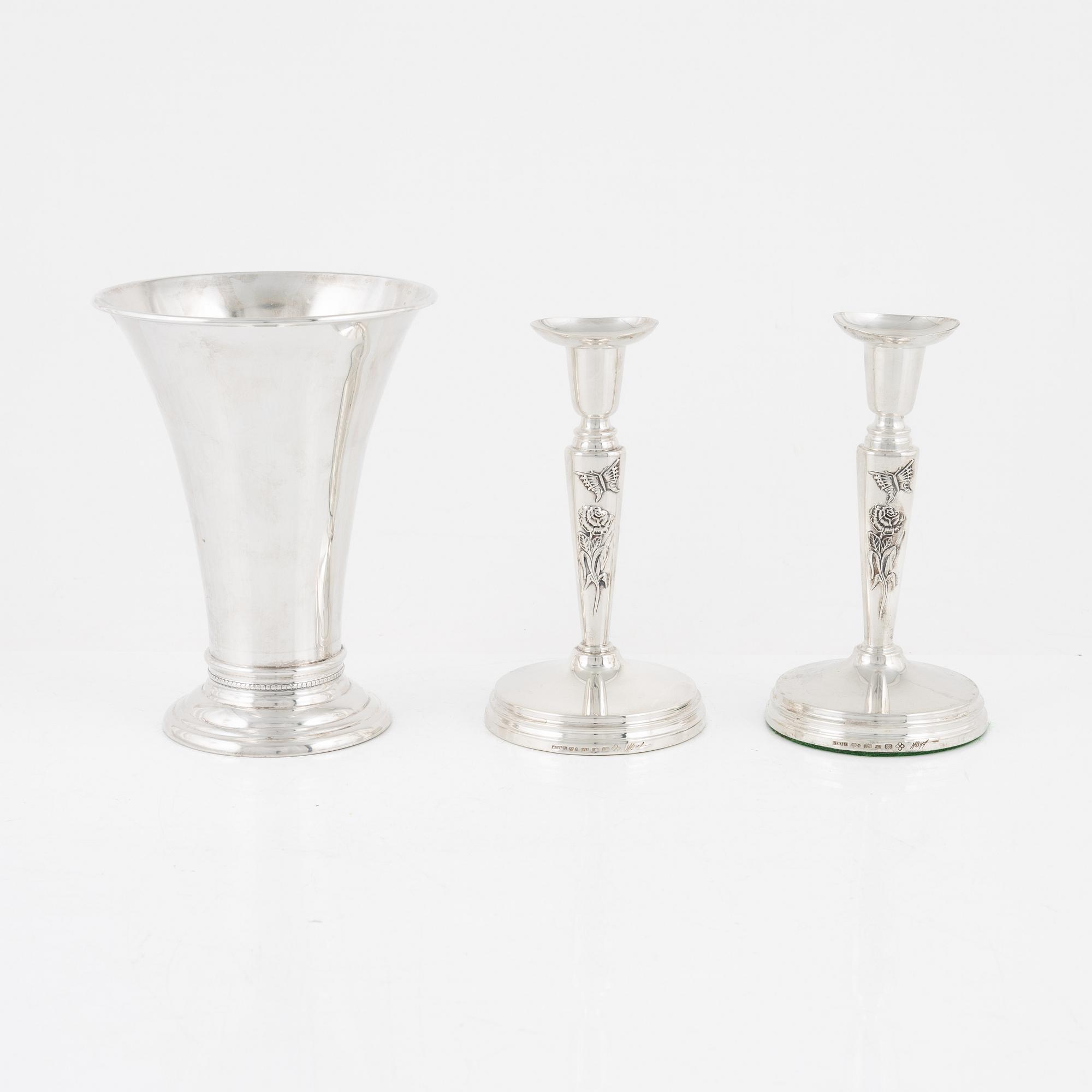 Vas samt ljusstakar, ett par, silver, Meya Lerible, Mema, fyrklövern, 1990/2000-tal.