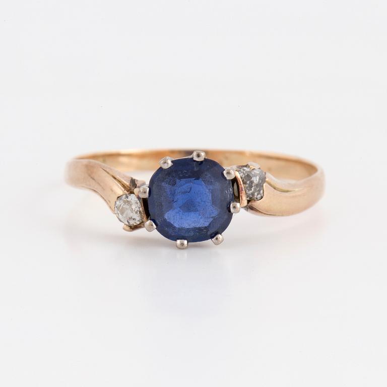 A synthetic sapphire and anntique cut diamond ring. Total carat weight of diamonds circa 0,10 ct.