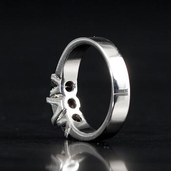 RING, vitguld 14K, prinsess- och briljantslipade diamanter, tot. 1,77 ct. Vikt 4 g. Intyg.