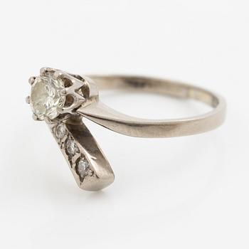 Ring, 18K vitguld med en briljantslipad diamant och  tre mindre briljantslipade diamanter.