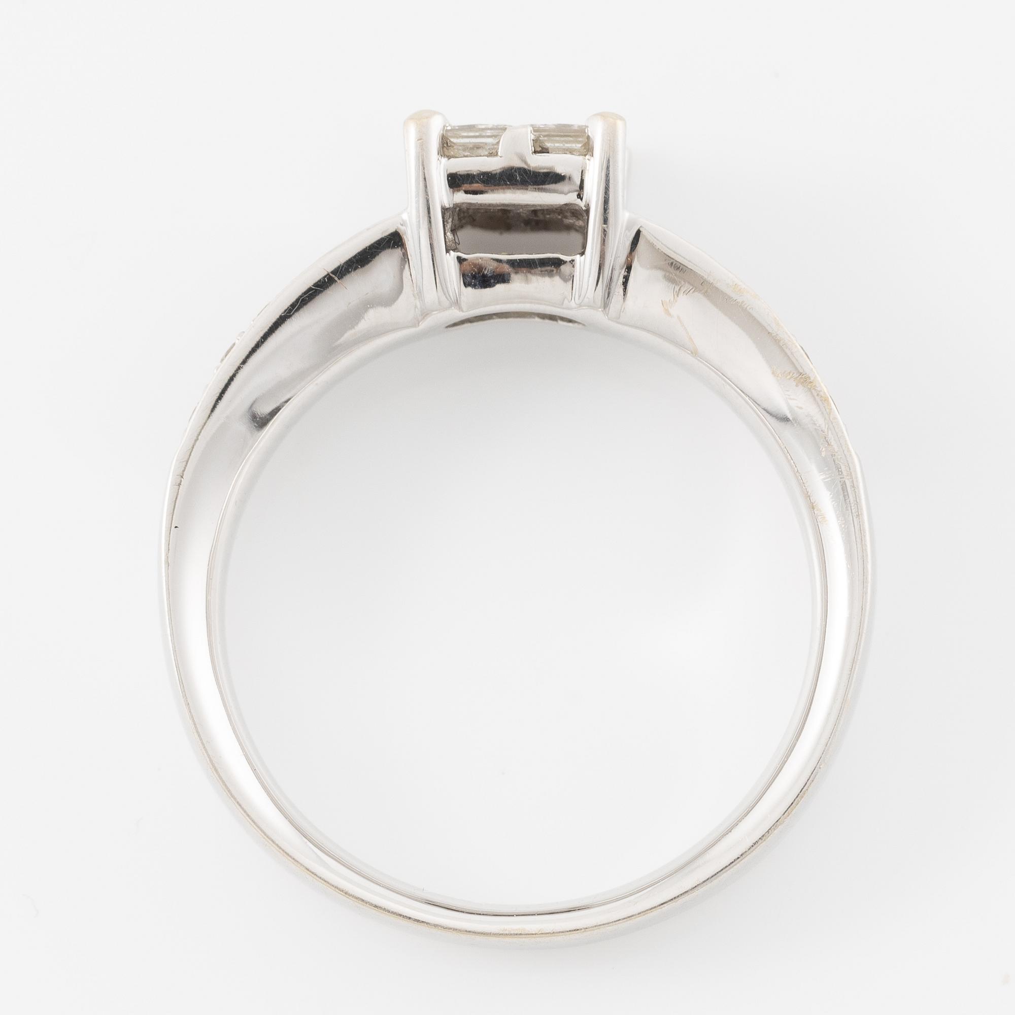 Ring and a pair of earrings, 18K white gold with princess-cut and brilliant-cut diamonds.