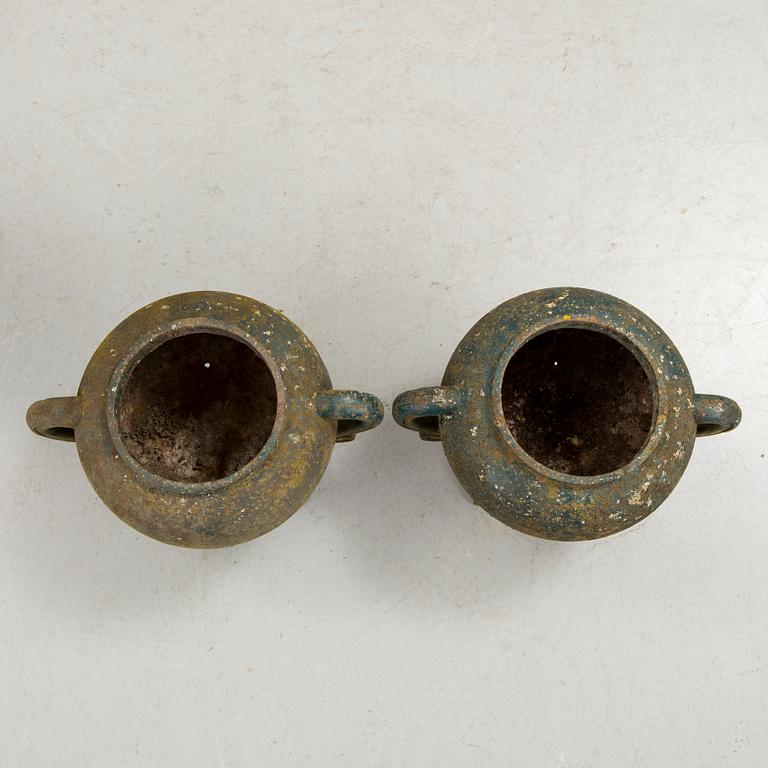 TRÄDGÅRDSURNOR I GJUTJÄRN, ett par, 1900-talets början.