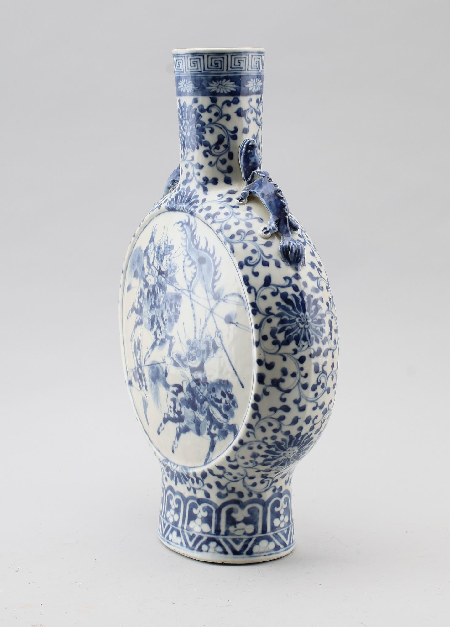 PILGRIMSKRUS, porslin, Kina, 1800-/1900-tal.