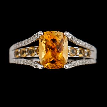 RING, 10 k guld, gula citriner tot ca 2.84 ct, diamanter tot ca 0.23 ct.