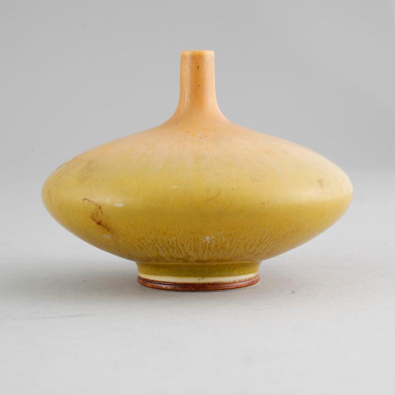 BERNDT FRIBERG, miniatyrvas, stengods, Gustavsberg, signerad, studiohanden, omkring 1900-talets mitt.