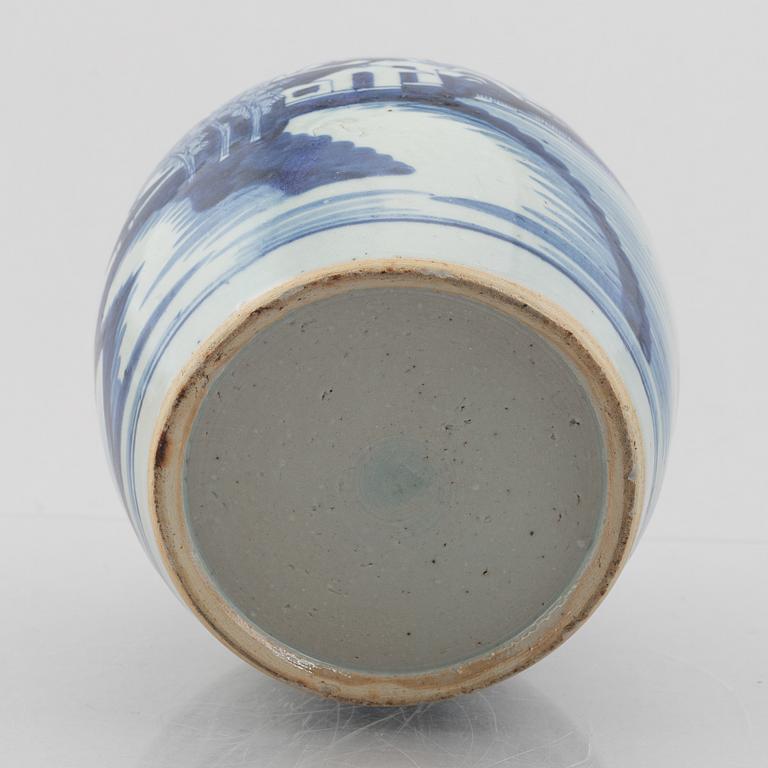 A blue and white porcelain ginger jar with cover, Qing dynasty, 19th century.