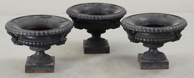 TRÄDGÅRDSURNOR, 3 st, gjutjärn, J&C G Bolinder Stockholm, omkring 1900.