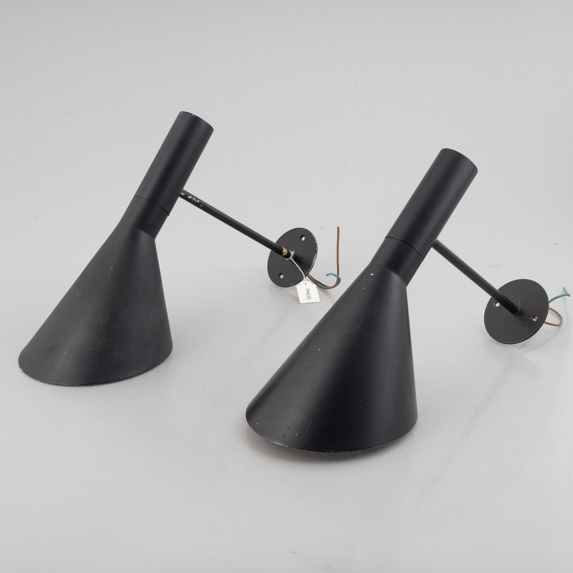 Arne Jacobsen, vägglampor, ett par, "AJ", Louis Poulsen, Danmark.