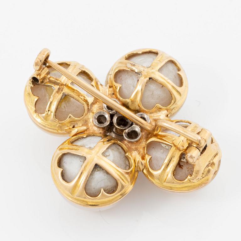 Brosch 18K guld med mabepärlor och gammal- och rosenslipade diamanter.